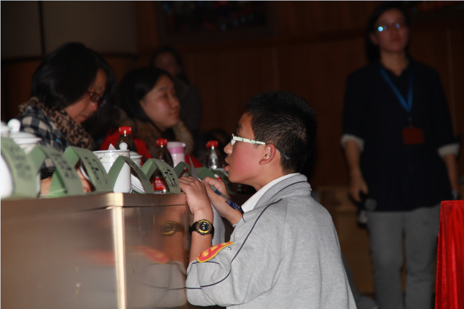 工作人员在抄录评委分数